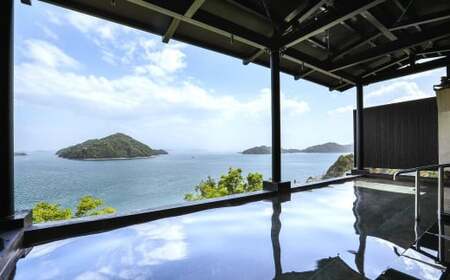 【絶景部門 全国1位】温泉総選挙2024｜島のワインを島のホテルで。清風館の「凪ぎ会席」宿泊券(2名様) 和風ツインベッドルーム / 夕食時に島のワインを味わえるプラン