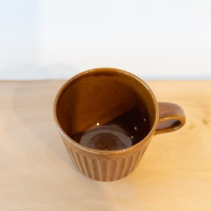三角マグ キャラメル色 食器 カップ 陶芸品 工芸品 木と土calm プレゼント ギフト クリスマス お誕生日 結婚祝い 下関市 GQ011
