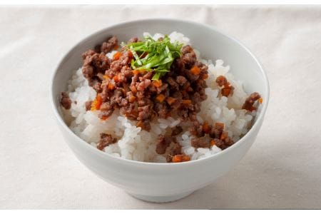 ジビエ 万能 鹿肉ミンチ 300g×6パック 小分けパック 合計1.8kg ヘルシー ビタミン 鉄分豊富 山のご馳走 高たんぱく 低カロリー アスリート 美容食 新鮮 鮮度抜群 俵山猪鹿工房想 職人技 国産ジビエ認定取得 アレンジ料理 (1182)