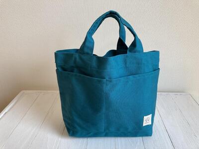 「ここで少し休むのもいいな。」ミニトート【ティールグリーン】