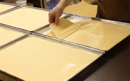 長州ロール・シュウロールアイスセット 長州ロール16センチ1本 シュウロールアイス6個入 シュウ生地 生クリーム 生シュウロール バニラアイス ラスク デザート トロアメゾン こだわり 人気 新感覚 山口県 山陽小野田市 F6L-1142