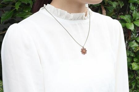 幾何学模様の木のペンダント L-CA