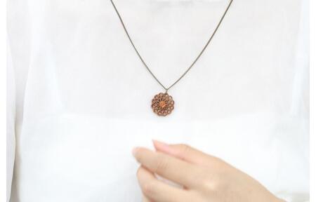 幾何学模様の木のペンダント M-CA