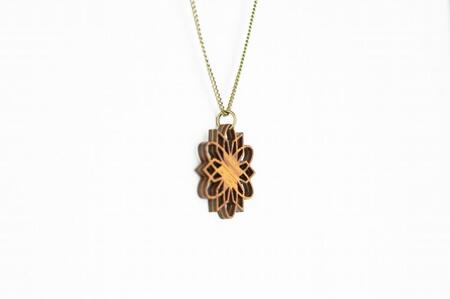 幾何学模様の木のペンダント Q-CA