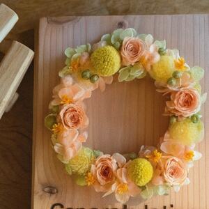 【おめでとうギフト】記憶に残る記念プリザーブドフラワー　祝福の想いを刻み花で彩る特別な人気の贈り物　_花・観葉植物 造花・プリザーブドフラワー 花 _【1558012】