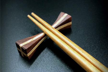 【和の時を楽しむ】箸置き ５客セット 箱付き（紫檀・欅）【徳島県 那賀町 日本製 木製 木 箸置 キッチン用品 雑貨 日用品 カトラリーレスト 組木細工 ウッド ギフト 記念品 プレゼント 6×1.5×1.5cm】KT-12-1