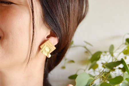 「木のアクセサリー」ケヤキ・真鍮・コットンパールのピアス 14KGF【徳島 那賀 木 天然木 木製 ケヤキ アクセサリー ピアス ジュエリー シンプル 上品 大人 エレガント かわいい おしゃれ オフィス 女性 レディース プレゼント ギフト 真鍮 コットンパール 手作り】TR-9-3