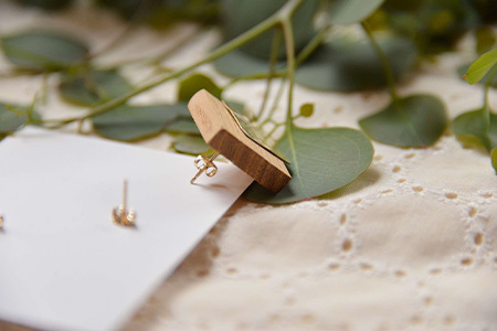 「木のアクセサリー」ケヤキ・真鍮・コットンパールのピアス 14KGF【徳島 那賀 木 天然木 木製 ケヤキ アクセサリー ピアス ジュエリー シンプル 上品 大人 エレガント かわいい おしゃれ オフィス 女性 レディース プレゼント ギフト 真鍮 コットンパール 手作り】TR-9-3