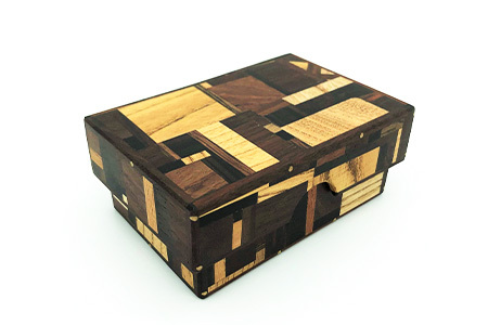 小物入れ「D」1個 KT-6-4【徳島県 那賀町 寄木細工 伝統工芸品 工芸品 木箱 小物入れ アクセサリー ボックス BOX ジュエリーボックス インテリア 記念品 ギフト プレゼント 木製 雑貨 日本製 収納 ふた付き 蓋 名刺 印鑑】