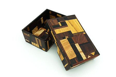 小物入れ「D」1個 KT-6-4【徳島県 那賀町 寄木細工 伝統工芸品 工芸品 木箱 小物入れ アクセサリー ボックス BOX ジュエリーボックス インテリア 記念品 ギフト プレゼント 木製 雑貨 日本製 収納 ふた付き 蓋 名刺 印鑑】