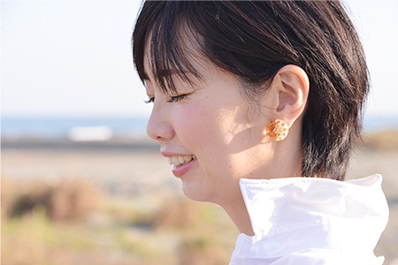 木×小花　樹脂イヤリング【徳島 那賀 木 木×小花 木製 アクセサリー イヤリング ジュエリー シンプル 上品 大人 エレガント かわいい おしゃれ オフィス 女性 レディース プレゼント ギフト 手作り】TR-11-1