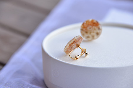 木×小花　樹脂イヤリング【徳島 那賀 木 木×小花 木製 アクセサリー イヤリング ジュエリー シンプル 上品 大人 エレガント かわいい おしゃれ オフィス 女性 レディース プレゼント ギフト 手作り】TR-11-1