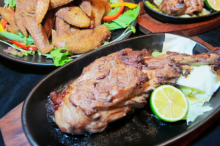 骨付き鶏 藍住役場通りの阿波尾鶏の骨付き鶏 5本 セット [ごくらく酒蔵 あぐら 徳島県 北島町 29bi0001]