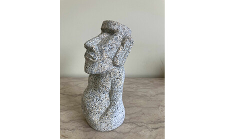 庵治石モアイ像