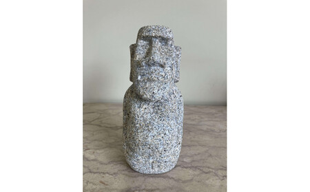 庵治石モアイ像