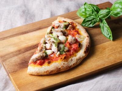 オリーブ地鶏とダイシモチ麦のピザ(8インチハーフ×8枚セット)