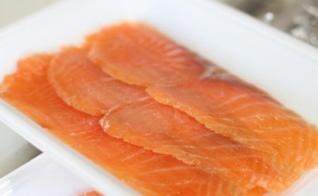 スモークサーモン屋の極上燻鮭　半身 魚介類 魚貝類 燻製 サラダ つまみ 肴  冷蔵