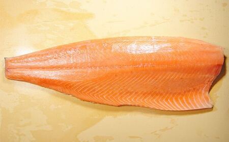 スモークサーモン屋の極上燻鮭　半身 魚介類 魚貝類 燻製 サラダ つまみ 肴  冷蔵