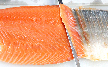 讃岐の極上スモークサーモンスライス300g（150ｇ×2P） 魚貝類 加工食品 美味しい脂 濃い旨味 ノルウェー産 アトランティックサーモン  冷凍便