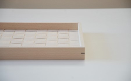 北海道産木材を使用した オリジナルトレイ【S】 雑貨 日用品 工芸品 編込み 薄く 削く ブナ材 丁寧 ウォルナット くさび 意匠 シンプル ティータイム 小物入れ 