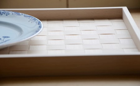 北海道産木材を使用した オリジナルトレイ【L】 雑貨 日用品 工芸品 編込み 薄く 削く ブナ材 丁寧 ウォルナット くさび 意匠 シンプル ティータイム 小物入れ 
