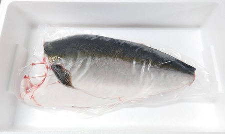 オリーブハマチ　冷凍　カマ・鱗付き半身１枚　約1.5kg（原体4.6kg）【A-107】