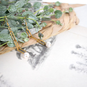 パールチェーンイヤリング/ピアス | 大人 おしゃれ アクセサリー プレゼント ギフト ジュエリー 贈り物 誕生日 お祝い 結婚式 シンプル パール パールリング 真珠 アクセ レディース 女性 愛媛県 愛媛 松山市【HRN004_x】