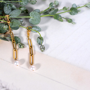 パールチェーンイヤリング/ピアス | 大人 おしゃれ アクセサリー プレゼント ギフト ジュエリー 贈り物 誕生日 お祝い 結婚式 シンプル パール パールリング 真珠 アクセ レディース 女性 愛媛県 愛媛 松山市【HRN004_x】