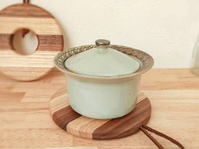 木製 インテリア 寄木鍋敷き 木製 丸型 手作り ポットスタンド 天然木 無垢材 キッチン おしゃれ 雑貨 ナチュラル シンプル 北欧 モダン リビング プレゼント 新築祝|B280