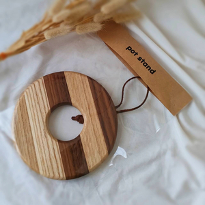 木製 インテリア 寄木鍋敷き 木製 丸型 手作り ポットスタンド 天然木 無垢材 キッチン おしゃれ 雑貨 ナチュラル シンプル 北欧 モダン リビング プレゼント 新築祝|B280