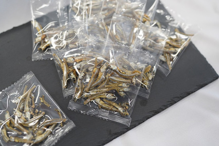 いりこ 食べるいりこ 味付きいりこ 小袋 個包装 煮干し カルちゃん小魚だけ カルちゃん 小魚 3袋(4g×60) アーモンド小魚の小魚だけ カルシウム オカベ 国産 愛媛 伊予市｜B435