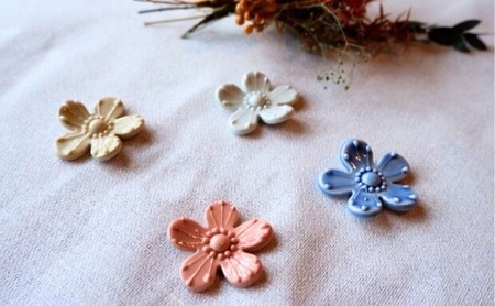 ＜砥部焼＞しあわせのはしわたし（箸置4点セット）【工房釉瑠璃 女性作家 花柄　食器 食洗器対応 カトラリー おしゃれ かわいい インテリア小物 陶芸 手作り 】