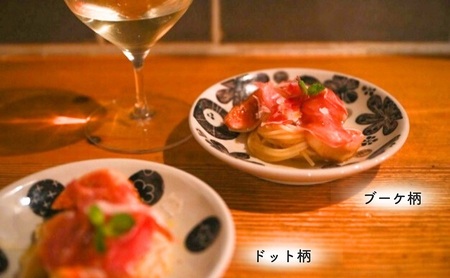 ＜砥部焼＞とりわけサイズ4寸皿 （ドット柄）2点【工房釉瑠璃 女性作家 白 黒 食器 食洗器対応 おしゃれ かわいい お皿  インテリア小物 陶芸 手作り ギフト 贈答】