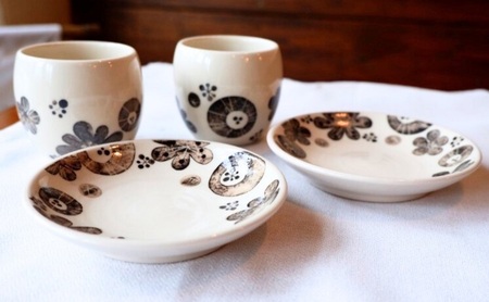 <砥部焼>ペアブレイクセット (ブーケ柄とりわけサイズ4寸皿2点&まぁるいカップ2点)【工房釉瑠璃 女性作家 食器 コップ 湯呑 カップ 食洗器対応 おしゃれ かわいい】