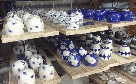 <砥部焼>風鈴 いぶしと砥部焼のマリアージュ【tsuneokaceramics 女性作家 おしゃれ シック かわいい ふうりん wind bell いぶし銀 インテリア 和風 和紙 夏 陶芸 陶磁器 手作り ハンドメイド】