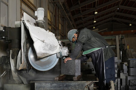 【オーダー】ペット用お墓（台プレート・骨壺あり）【名入れ可能】 ｜ 犬 犬用 ペットお墓 プレート 手作り 庭 自宅 柴犬 チワワ ダックスフンド お花 デザイン 墓石 東京 大阪 愛媛県鬼北町 邑偉石材 イフイ