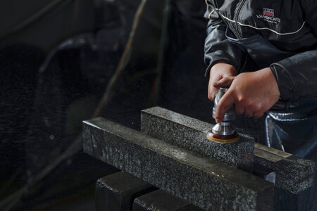 【オーダー】ペット用お墓（台プレート・骨壺あり）【名入れ可能】 ｜ 犬 犬用 ペットお墓 プレート 手作り 庭 自宅 柴犬 チワワ ダックスフンド お花 デザイン 墓石 東京 大阪 愛媛県鬼北町 邑偉石材 イフイ