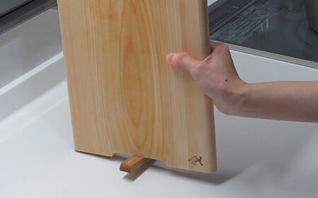 【最速発送】高知県産ヒノキの一枚板スタンドまな板 【株式会社Dorago】 [ATAM004]　スピード 最短 最速 発送