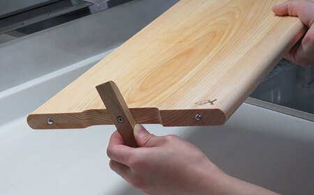 【最速発送】高知県産ヒノキの一枚板スタンドまな板 【株式会社Dorago】 [ATAM004]　スピード 最短 最速 発送