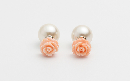 あなたのお気に入りNo.1に… 優しいピンク珊瑚 ローズ彫刻ホワイトゴールドピアス フェイクパールキャッチ付き【有限会社米沢サンゴ店】 [ATCX003]
