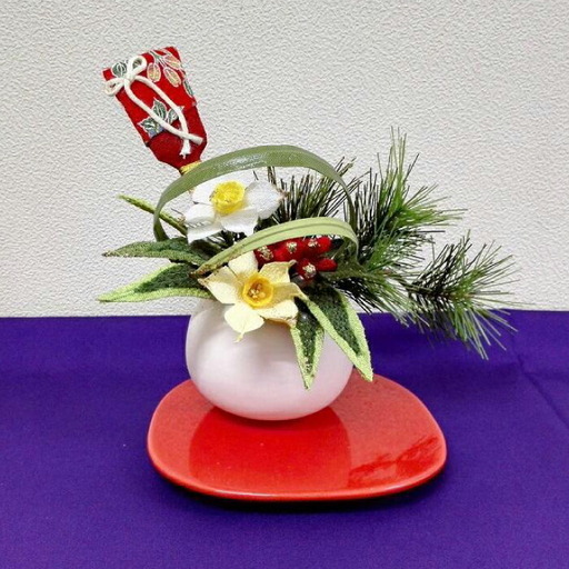 【迎春花飾り】水仙　　トレー・紫クロス・羽子板付き　らんまん 花 雑貨 造花 インテリア お祝い ギフト 贈答 人気 送料無料 高知市 【花工房美呂】 [ATCO027]