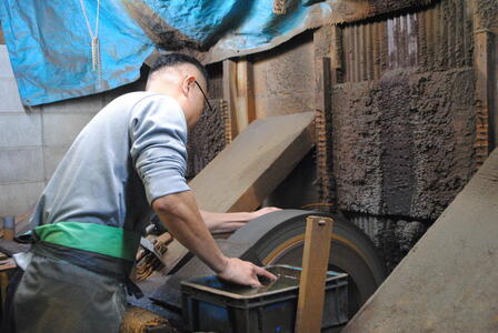 出刃包丁１８０ミリ銀３鋼　