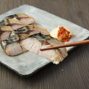 こだわりのサバ燻製おつまみ（冷凍・半身５枚入り)半身約100g～110g 【R00373】