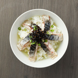 こだわりのサバ燻製おつまみ（冷凍・半身５枚入り)半身約100g～110g 【R00373】