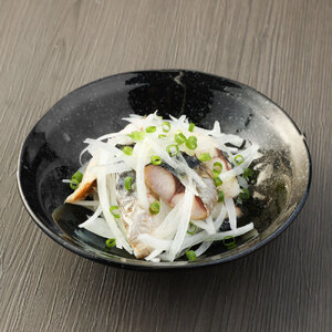 こだわりのサバ燻製おつまみ（冷凍・半身５枚入り)半身約100g～110g 【R00373】