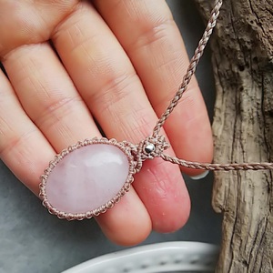 ローズクォーツのマクラメ編みネックレス 【R01169】