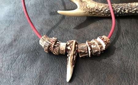 鹿角の不揃いビーズネックレス【赤】【R00268】 10,220円