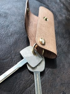 鹿革のキーケース（スピーディー振り出し式）【無染色】【R00557】 10,920円