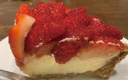 数量限定 期間限定 イチゴ たっぷり！イチゴの レアチーズ タルト 冷凍 フルーツ いちご 苺 チーズケーキ ケーキ 焼菓子 菓子 デザート スイーツ 高知 四万十 しまんと 限定【2026年1月中旬～4月下旬配送】25-504