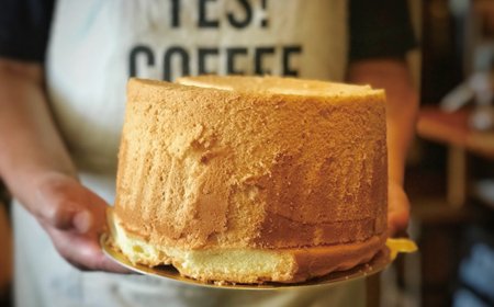 【 ギフト にも おすすめ 】 シフォンケーキ プレーン 1ホール 20cm 喫茶ウオッチ こだわり 卵 冷蔵 冷蔵便 クール便 プレゼント 贈り物 記念日 パーティー てづくり 手作り ふわふわ しっとり ケーキ 菓子 お菓子 スイーツ お取り寄せ 高知 四万十 しまんと 24-1005G